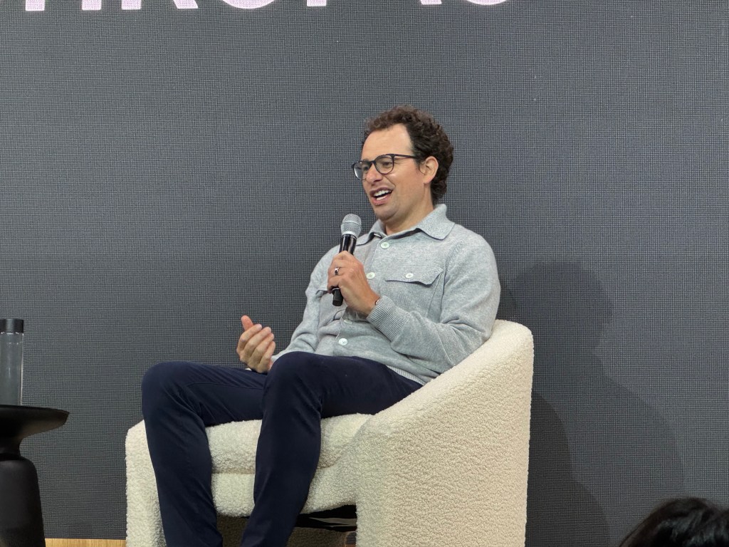 سیاست هوش مصنوعی آنتروپیک: تجزیه و تحلیل چالش‌ها و موضع‌گیری‌ها