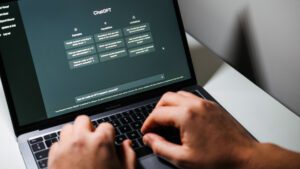 چرا مقالات تولیدشده توسط هوش مصنوعی اکنون بر اینترنت سلطه یافته‌اند؟