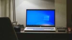 پایان پشتیبانی ویندوز ۱۰؛ چرا هنوز بسیاری از کاربران از آن دست نمی‌کشند؟