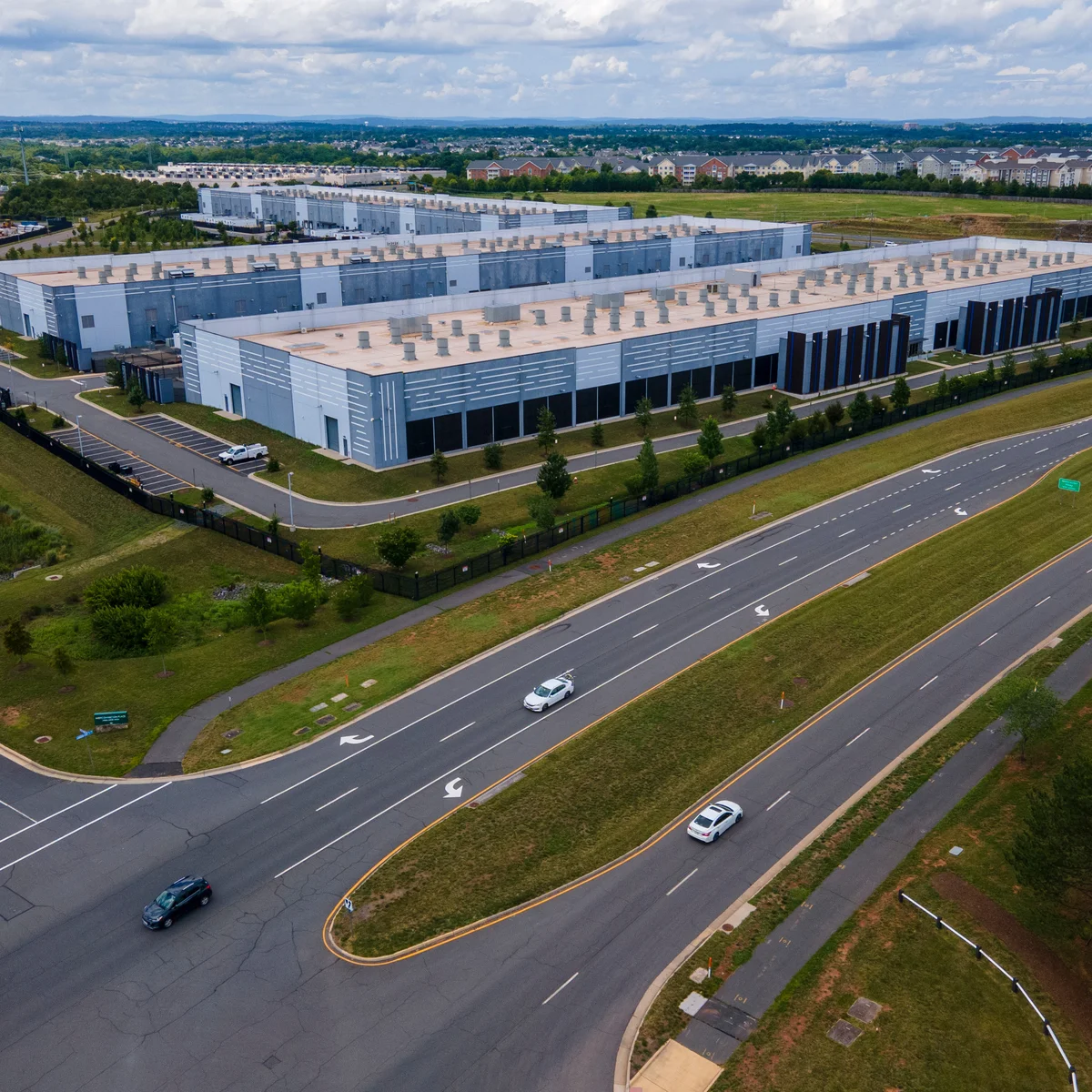 سرمایه‌گذاری در زیرساخت‌های داده‌ مرکز هوش مصنوعی