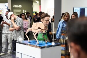 هنرمند دیجیتال بیپل و روبات‌های 0K در آرت بازل میامی