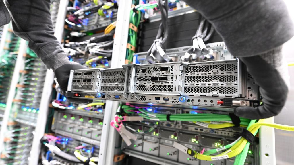 کارخانههای هوش مصنوعی آمازون: تغییر بازی در مدیریت دادهها کارخانههای هوش مصنوعی آمازون: تغییر بازی در مدیریت دادهها